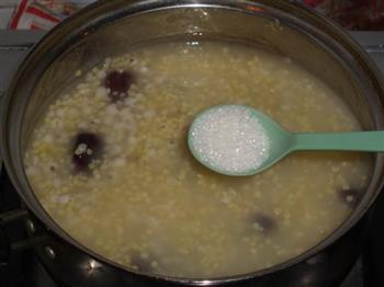 红枣薏米小米粥的做法图解6