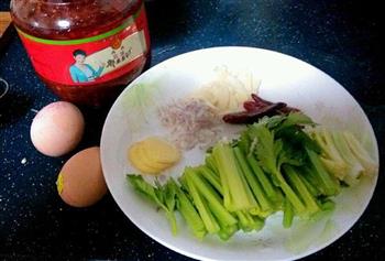 芹菜炒蛋的做法步骤1