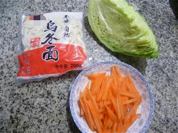 圆白菜素炒乌冬面的做法步骤1