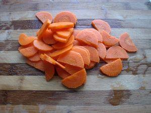 胡萝卜炒荷兰豆的做法图解2