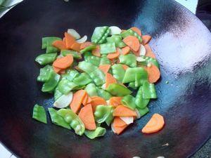 胡萝卜炒荷兰豆的做法图解5