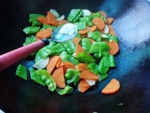 胡萝卜炒荷兰豆的做法图解6