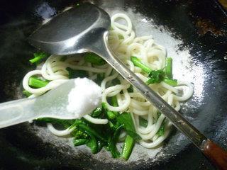 油菜蕻炒乌冬面的做法步骤8