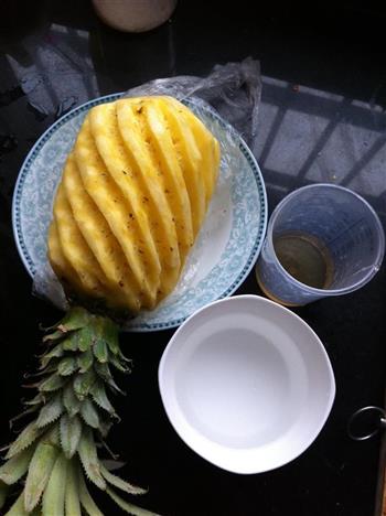 鲜榨菠萝汁的做法步骤1
