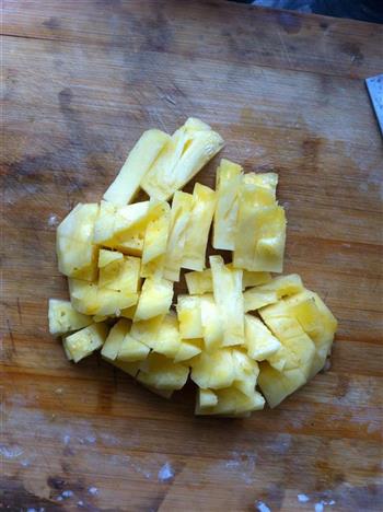 鲜榨菠萝汁的做法步骤2