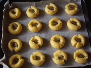 葡萄干蛋黄饼干的做法步骤7