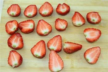 8寸草莓慕斯蛋糕的做法步骤1