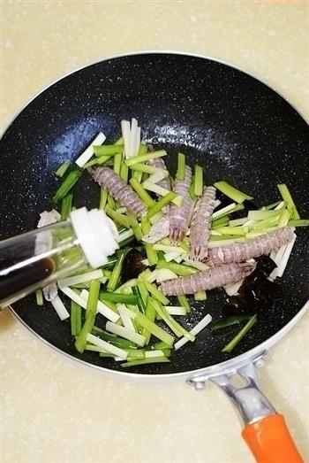 韭黄炒虾爬子肉的做法步骤5