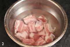 鲜藕红枣排骨汤的做法步骤2
