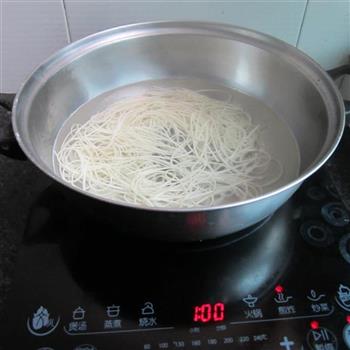 金针菇煮面条的做法步骤1