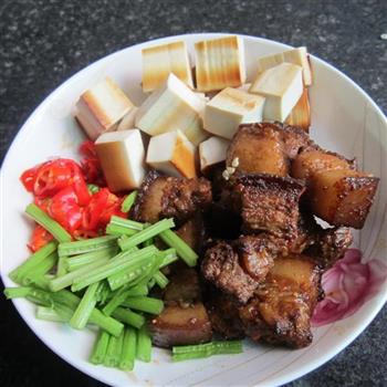 东坡肉配豆腐丁的做法步骤1