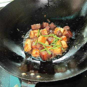 东坡肉配豆腐丁的做法步骤7