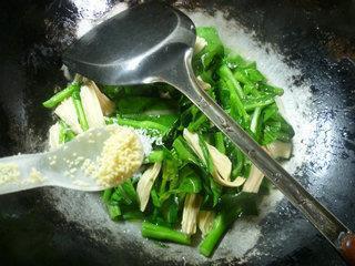 腐竹炒油菜蕻的做法步骤10