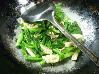 腐竹炒油菜蕻的做法步骤11