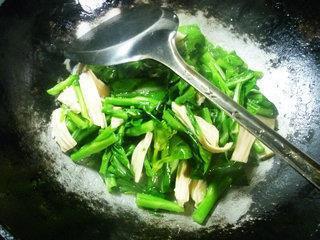 腐竹炒油菜蕻的做法图解8