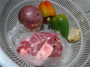 青红椒洋葱炒猪颈肉的做法步骤1