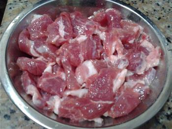 青红椒洋葱炒猪颈肉的做法步骤5