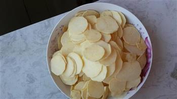 自制零食炸薯片的做法步骤2