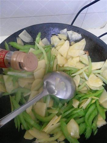 芹菜炒土豆片的做法步骤7