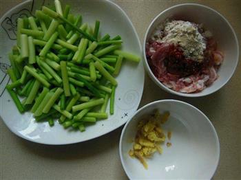 蒜苔炒肉的做法步骤1