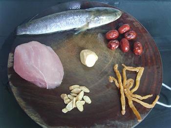 玉竹红枣生鱼汤的做法图解1