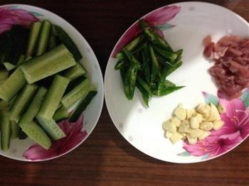 黄瓜炒肉的做法步骤1