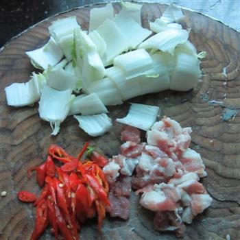 白菜梗子炒瘦肉的做法图解2