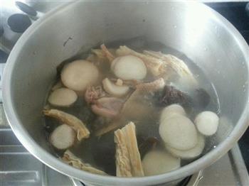 菌菇鸡汤的做法步骤2