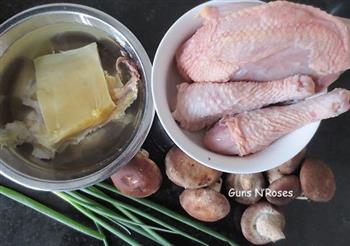 墨鱼香菇炖鸡的做法步骤1