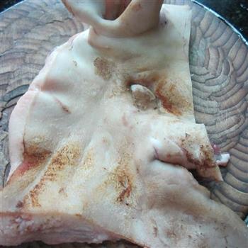 熏咖喱猪脸皮的做法步骤2