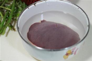 枸杞叶猪肝瘦肉汤的做法步骤2