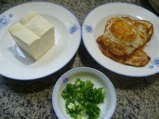 煎豆腐烧荷叶蛋的做法步骤1
