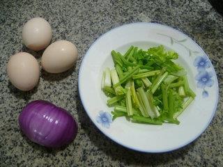 洋葱芹菜炒鸡蛋的做法步骤1