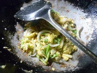 洋葱芹菜炒鸡蛋的做法步骤10