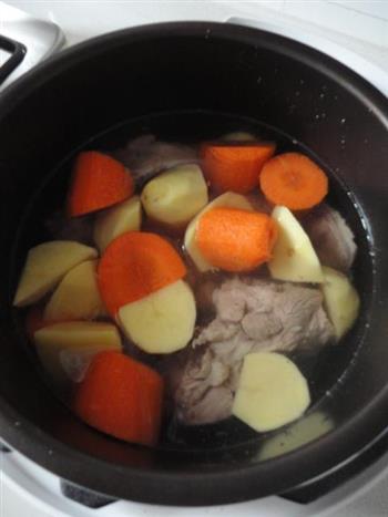 胡萝卜土豆骨头汤的做法步骤4