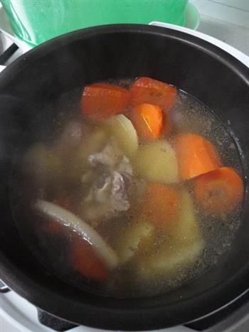 胡萝卜土豆骨头汤的做法步骤6