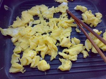 培根韭菜炒蛋的做法步骤3