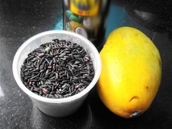 黑糯米芒果糖水的做法步骤1