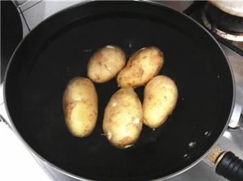 焗烤培根土豆泥的做法步骤3