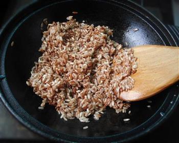 虾仁脆肠焖红米饭的做法步骤7