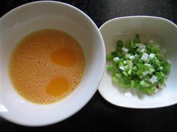 葱香蛋炒饭的做法步骤1