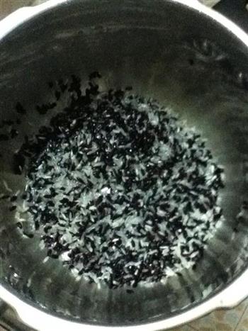椰香黑米水果粥的做法图解1