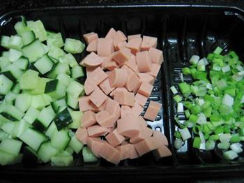 黄瓜火腿炒饭的做法步骤1