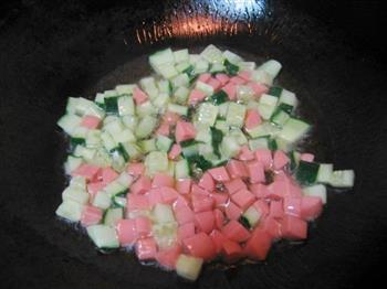 黄瓜火腿炒饭的做法步骤2