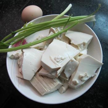 干锅鸡蛋嫩豆腐的做法步骤1