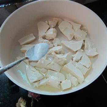 干锅鸡蛋嫩豆腐的做法步骤3