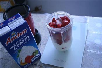 草莓奶香布丁的做法步骤1