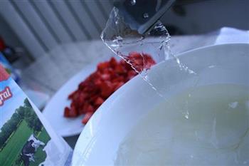 草莓奶香布丁的做法步骤2
