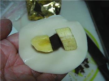 饺子皮香蕉糖果的做法步骤3