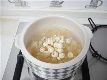百合银耳莲子汤的做法步骤6